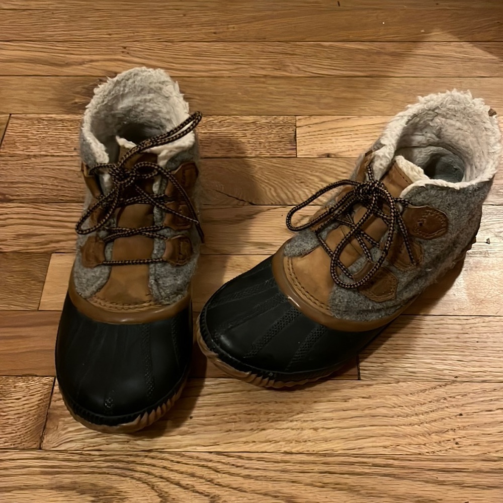Sorel booties size 9
